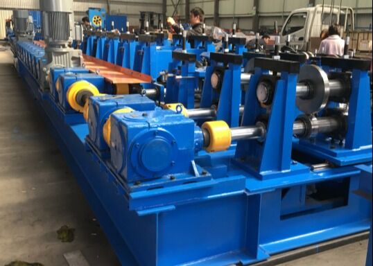 Modelo de máquina formadora automática ajustable con eje pasante en U de tira de acero de 10 mm de espesor UF150