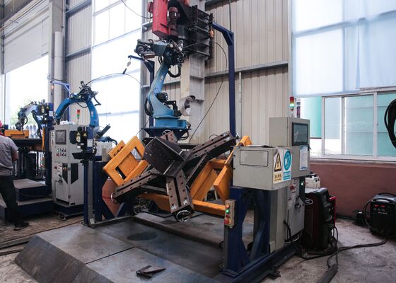 Robot de soldadura de pie de torre con velocidad de rotación de 46 m/min, dimensiones generales de la máquina de 4500*3500*3000 mm