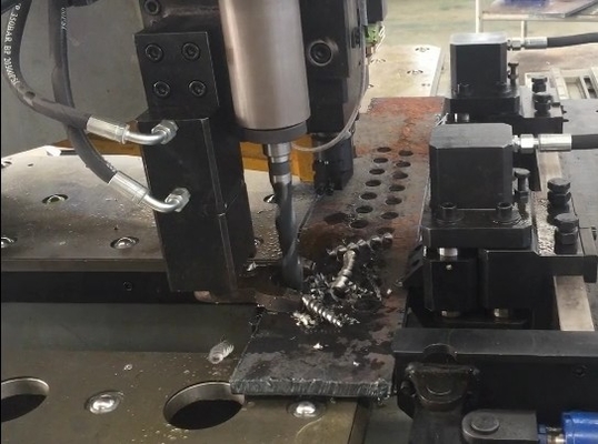1200KN Servo alimentación fuerza de perforación máquina de perforación de agujeros de placa Cnc con 26 mm de diámetro de perforación máxima