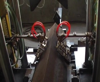 Máquina de curvar por calentamiento CNC para ángulos y placas modelo HQ200?? 600