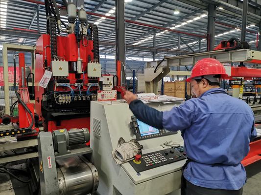 Máquina de punzonado hidráulica automática de 3 ejes para placas CNC de alta configuración, 60KW, para vigas longitudinales