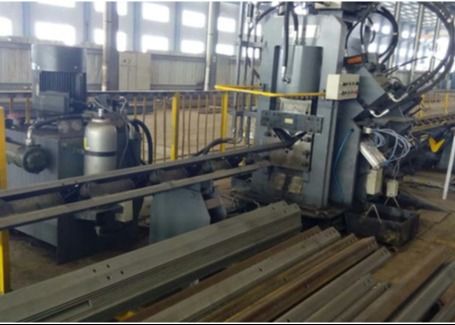 Máquina automática CNC hidráulica de punzonado, marcado y corte de alta velocidad con 3 ejes CNC, perforación angular y placa de conexión de acero para comunicaciones
