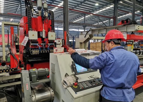 Línea de producción de punzonado CNC para viga longitudinal de automóvil de placa plana de 4000 - 8000 mm de longitud, fuerza nominal de 1200 KN