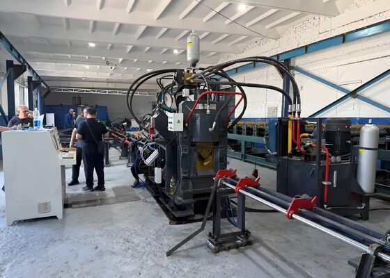 Torre de transmisión de ultraalta tensión Máquina de perforar CNC para ángulos 630KN Fuerza de marcado