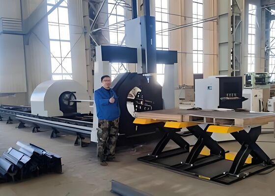 El modelo LC2412 máquina de corte de tubos láser CNC utiliza la potencia del láser MAX6000
