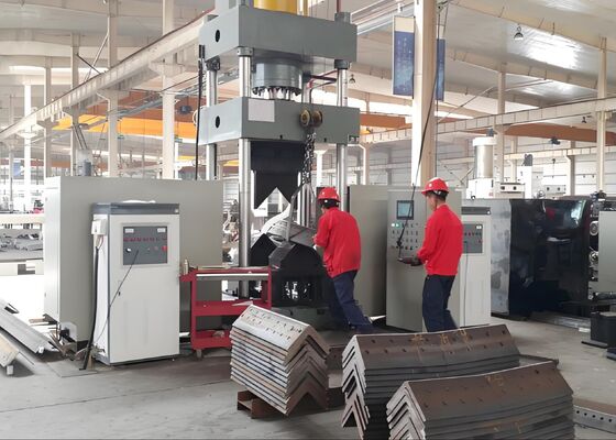 Máquina de doblado de calentamiento CNC para tanques de aceite de 3150 KN, utilizada en la industria de torres de hierro