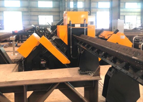 Máquina de línea de ángulo CNC Tamaños de acero de ángulo de hasta 250x250x32m con capacidades de marcado de perforación